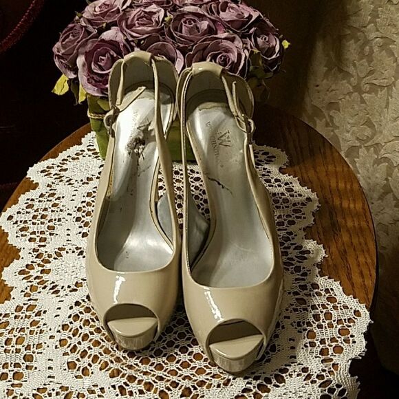 CUTE NUDE COLORED HEELS  - Picture 1 of 3